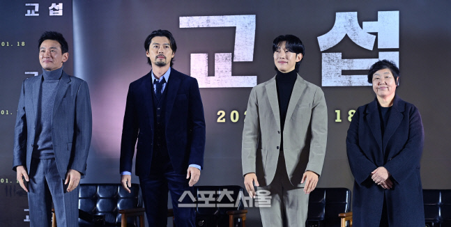 [포토] 인사하는 황정민-현빈-강기영-임순례 감독