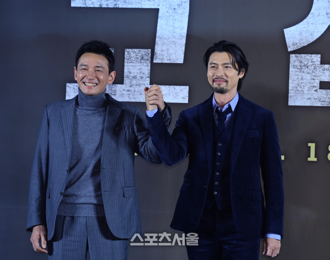 [포토] 황정민-현빈, '교섭'에서 손잡았다