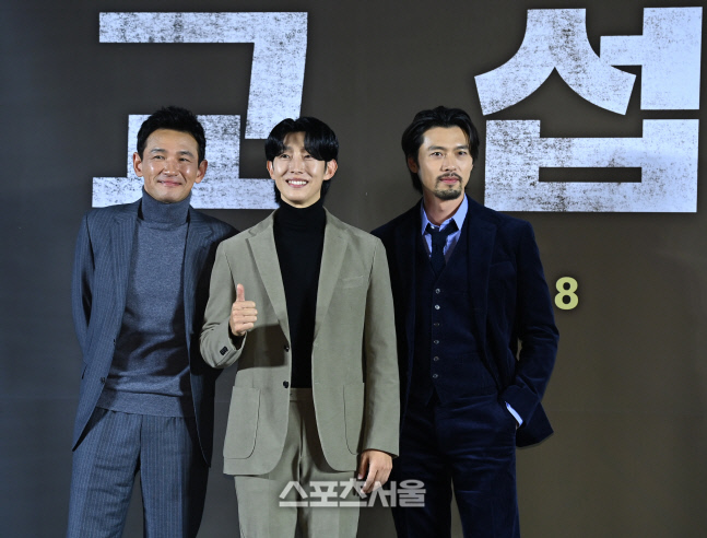 [포토] 황정민-강기영-현빈 '훈훈한 포토타임'