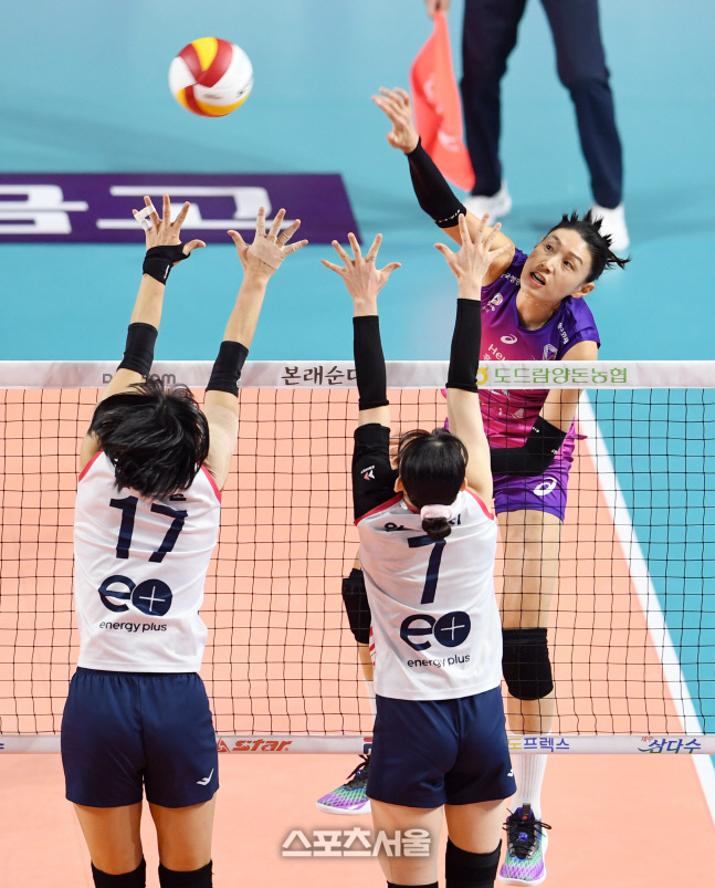 [포토]힘차게 공격하는 흥국생명 김연경