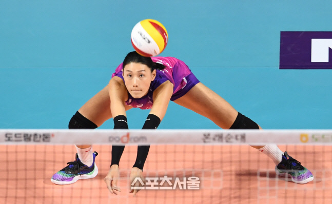 [포토]흥국생명 김연경의 서브 리시브