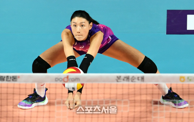 [포토]서브 리시브 하는 김연경