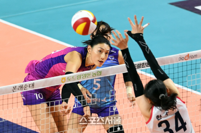 [포토]흥국생명 김연경의 후위 공격