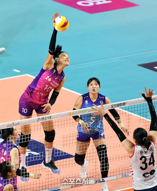 [포토]김연경, 후위 공격 간다!