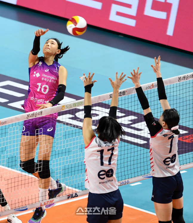 [포토]김연경, 어떻게든 때린다!