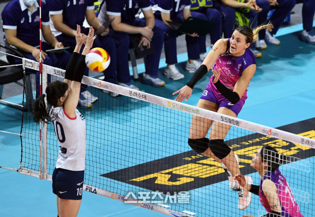 [포토]흥국생명 옐레나, GS칼텍스 강소휘의 블로킹을 피해...