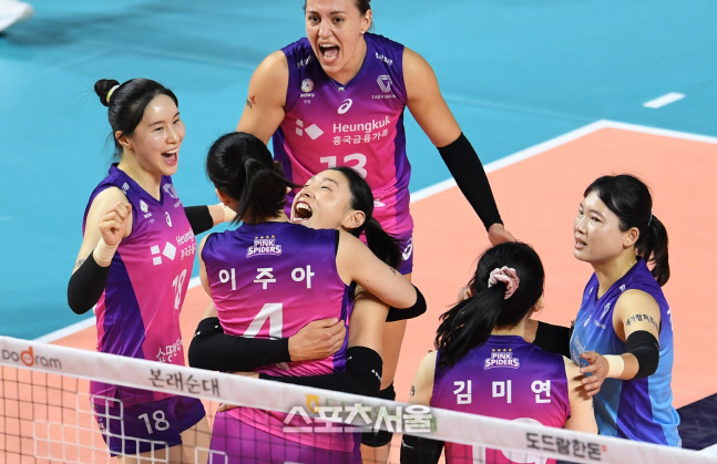 [포토]김연경, 이주아 격하게 안으며...