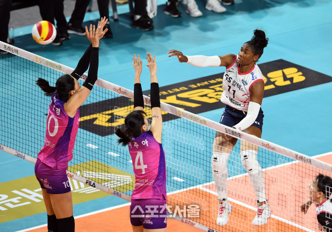 [포토]GS칼텍스 모마, 김연경의 블로킹을 피해...