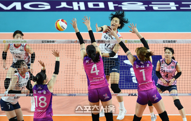 [포토]GS칼텍스 문지윤, 블로킹 다 뚫고!