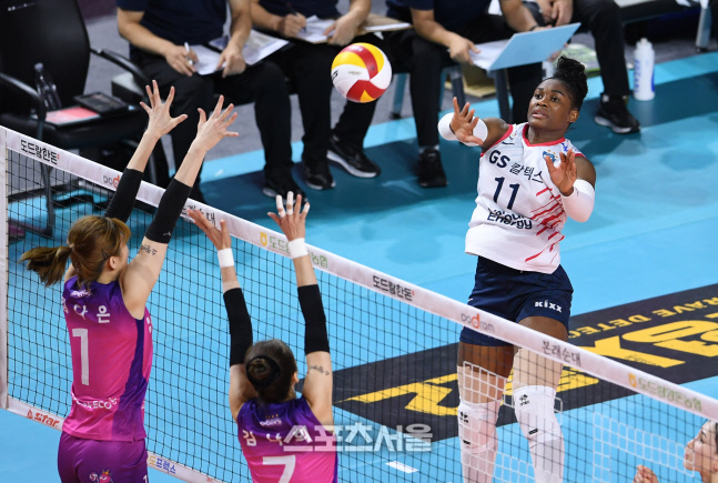 [포토]GS칼텍스 모마의 스파이크 공격