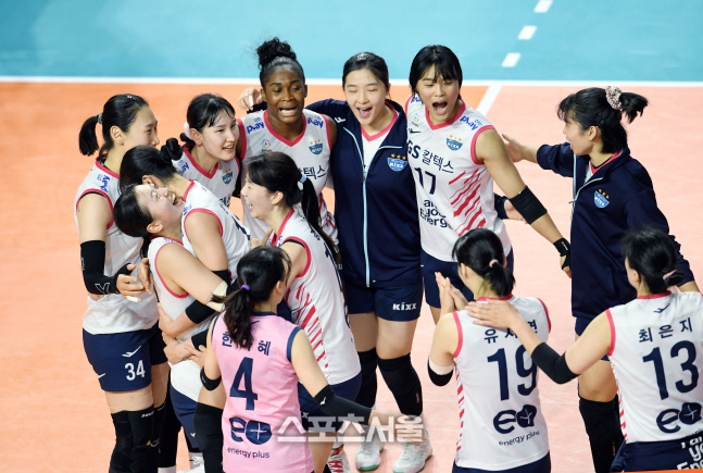 [포토]흥국생명 상대 승리의 기쁨을 나누는 GS칼텍스