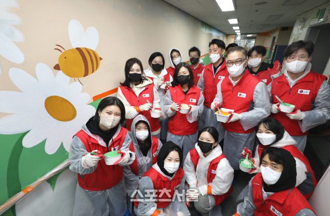 LG유플러스, 아동복지시설에 벽화 그리기 봉사 및 선물 전달