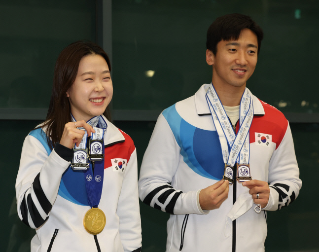 김준호-김민선 금의환향...빙속 월드컵 4차 남녀 500m 동반 金