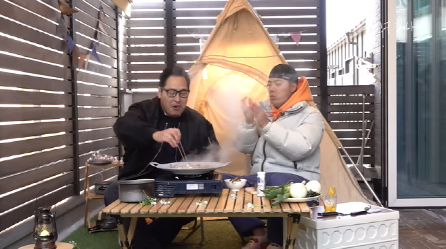 강남, ♥이상화 몰래 베란다 캠핑 "빨리 끝내고 치워야 해"('동네친구 강나미')