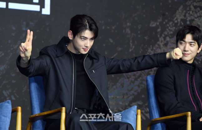 [포토]차은우, 이렇게 하면 칼이!