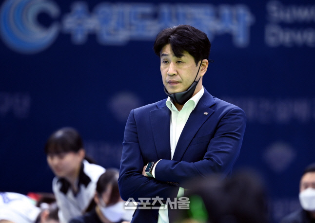 [포토] 김종민 감독 '심각한 표정으로'