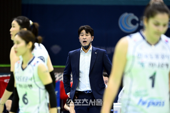 [포토] 작전 지시하는 김종민 감독