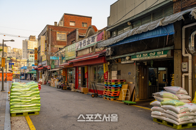1-2. 서울중앙시장 부근의 싸전거리, 옛 쌀창고를 리모델링한