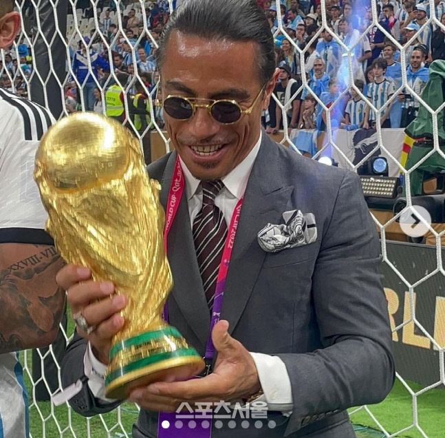 유명 셰프가 왜 경기장에서 월드컵에 키스?...FIFA 조사한다