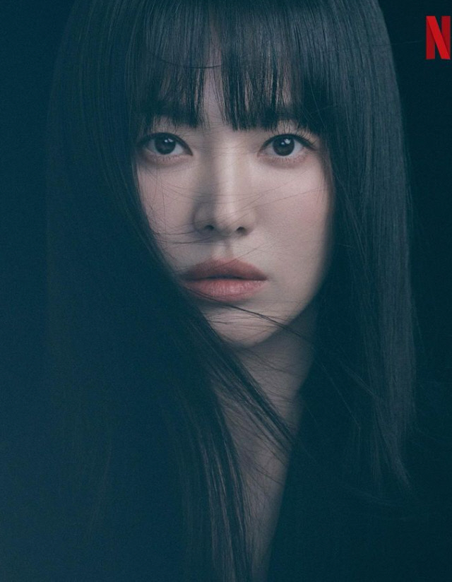 복수극으로 돌아오는 송혜교, 블랙수트 뚫는 숨막히는 아우라(더글로리)