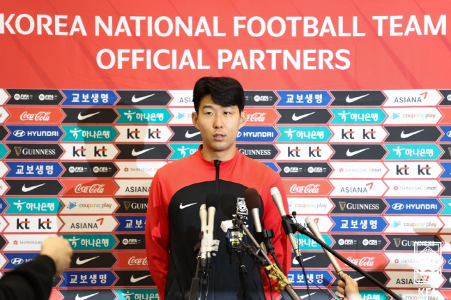 '올해의 선수' 손흥민 "밤잠 설치며 응원해준 팬 덕분"…벤투·김은숙은 지도자상 [KFA 어워즈 현장]