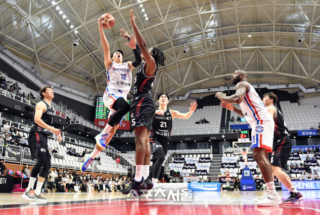 [포토]한국가스공사 정효근, 과감한 레이업슛
