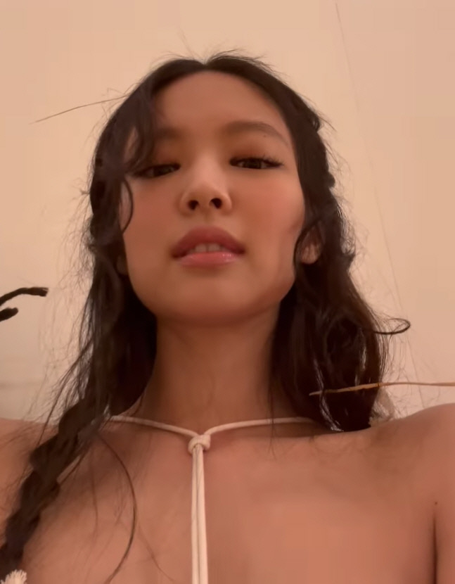 '요정 강림' 블랙핑크 제니, 야자수 드레스 입고 프랑스 패션쇼 나들이