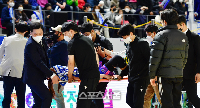 부상으로 코트 떠나는 이주연[포토]