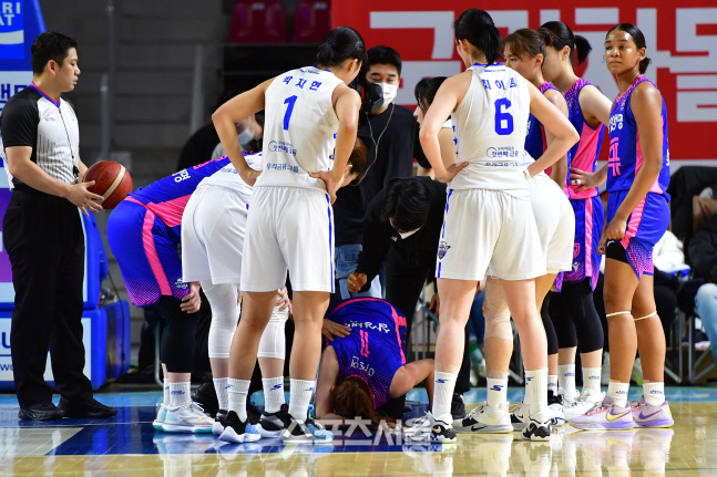부상으로 고통 호소하는 이주연[포토]