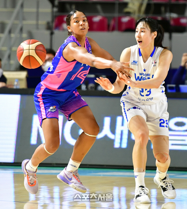 상처뿐인 패배…삼성생명, 부상으로 이주연·키아나 잃고 경기도 졌다 [SS용인in]