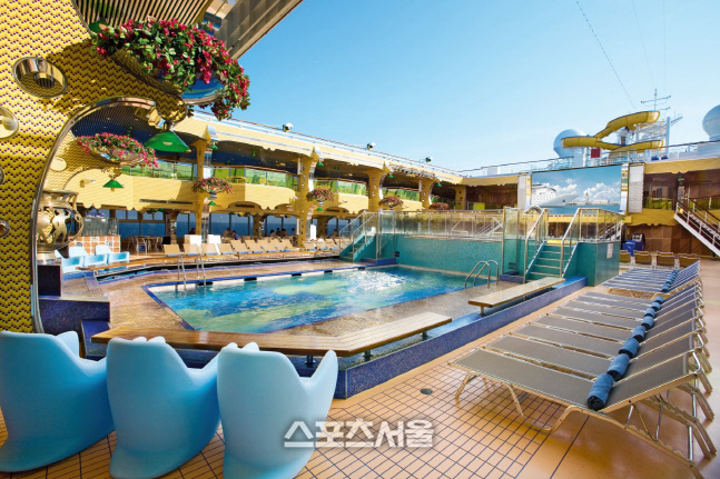 [사진4] 크루즈 전세선 코스타 세레나호_야외 수영장