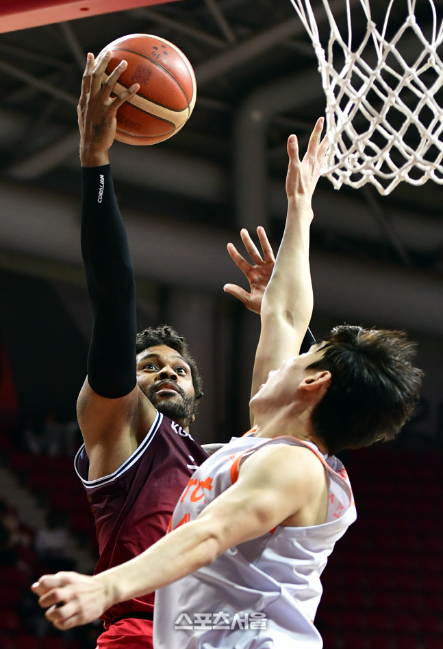 \'내손 건들면 파울이야!\' 먼로[포토]