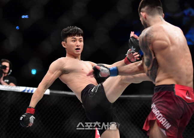 공격하는 최두호