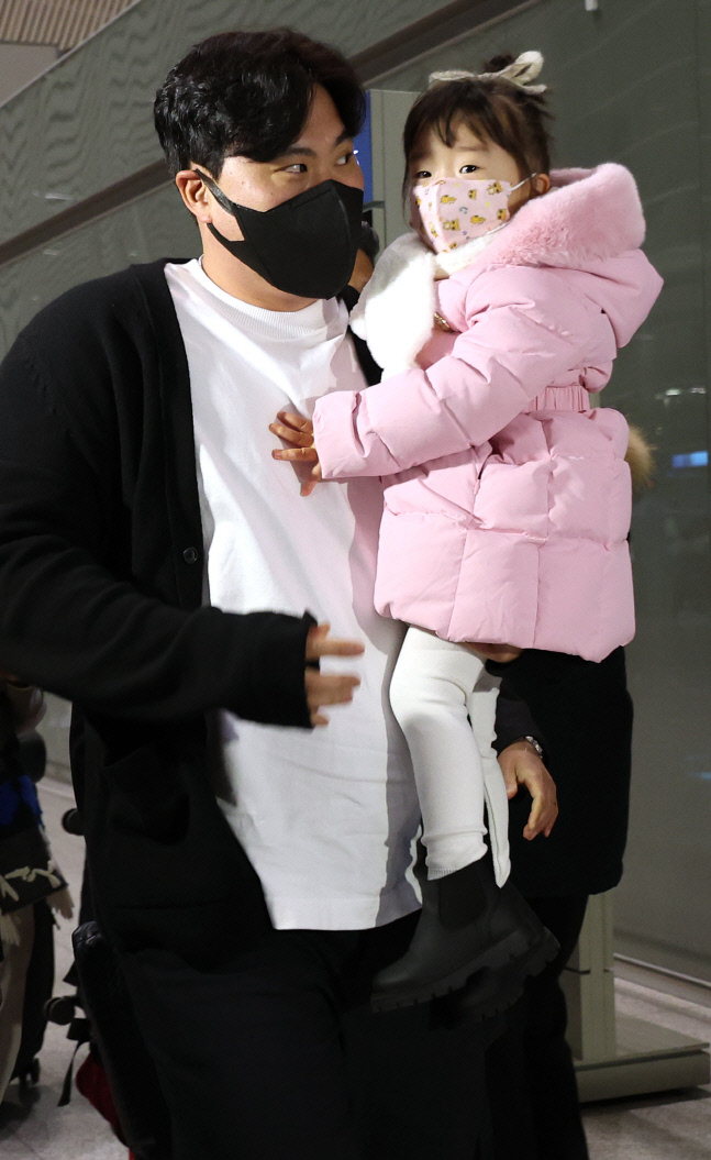 류현진, 배웅 나온 딸과 함께