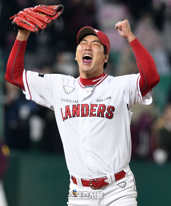 [포토]우승에 포효하는 김광현