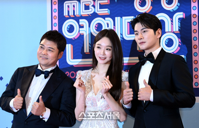 [포토] 전현무-강민경-이이경 '깜찍 포즈'