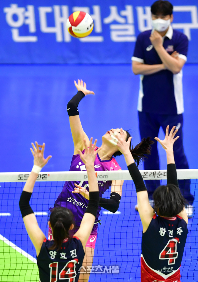 양효진-황연주 이중블로킹에 강타 터트리는 김연경[포토]