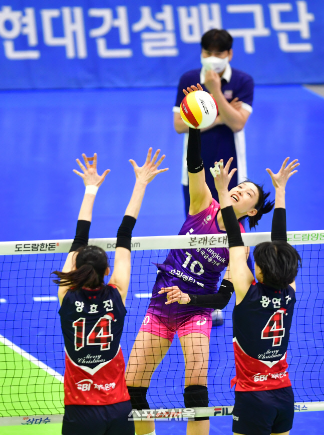 양효진-황연주 이중블로킹에 강타 터트리는 김연경[포토]