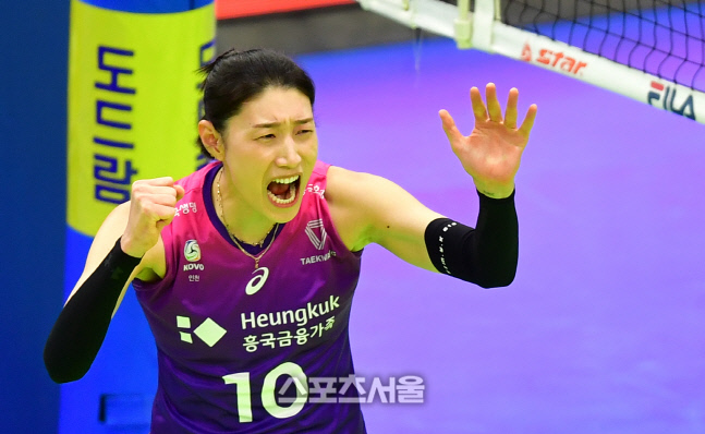 '오늘 우리 애들 너무 잘하네!' 김연경[포토]