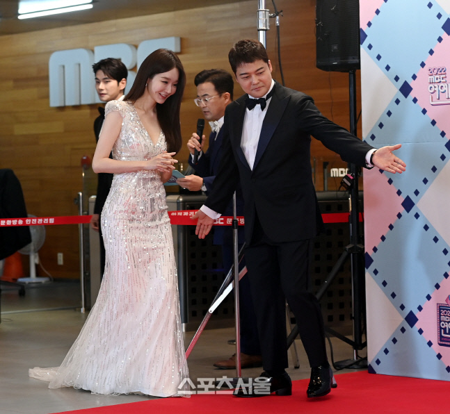 [포토] 전현무 '강민경 보디가드'