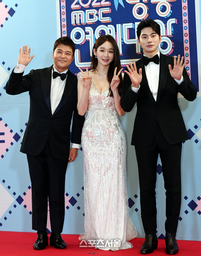 [포토] 전현무-강민경-이이경 'MBC 방송연예대상 사랑해주세요'