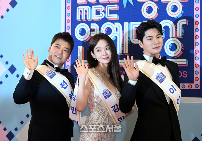 [포토] 전현무-강민경-이이경 '요염하게'