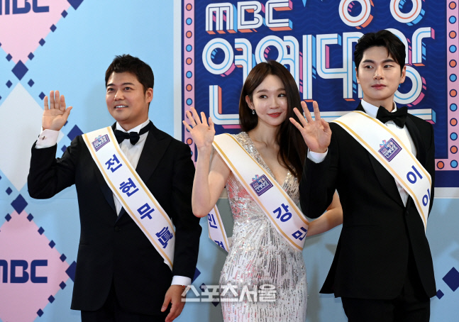 [포토] 전현무-강민경-이이경, MC계의 진선미