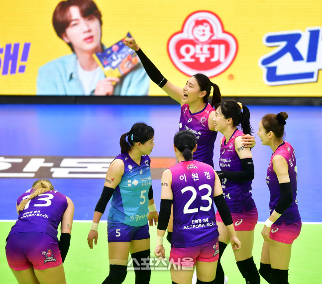 현대건설 3-1로 누르고 환호하는 김연경[포토]