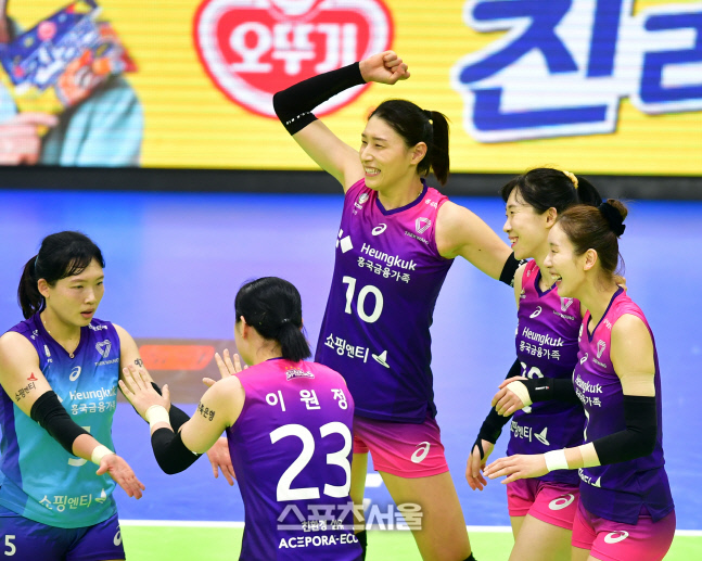 현대건설 3-1로 누르고 환호하는 김연경[포토]