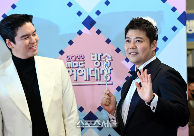 [포토] 전현무 '미리 보는 대상 포즈'