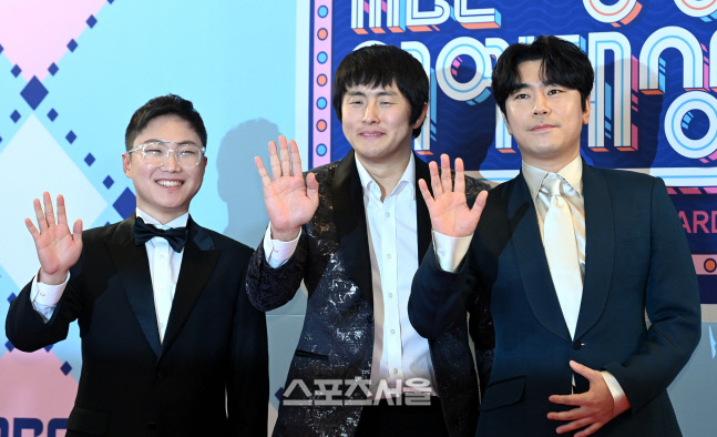 [포토] 빠니보들-기안84-이시언 '어색한 손인사'