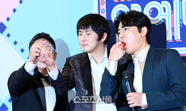 [포토] 이시언 '다이아반지 맛 볼까?'