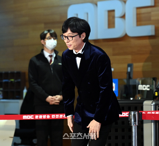 [포토] 유재석 'MBC에서도 대상 받을까?'