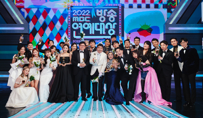 "초심 잃지 않겠다" 전현무, 5년 만에 예능 왕좌에 오르다